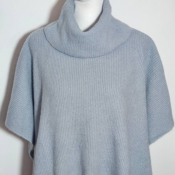 Charlie Paige Gray Turtleneck Poncho Sweater NWT One Size Gray Poncho - Picture 3 of 9